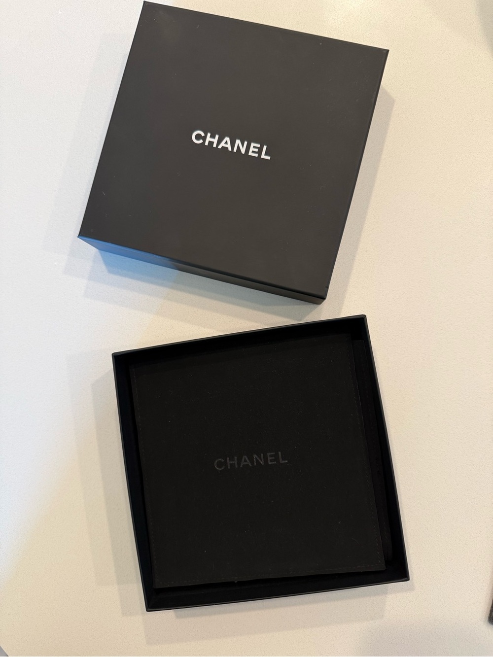 CHANEL Pearl Necklace with Crystal-Studded CC Pendant - White & silver - Picture 5 of 6